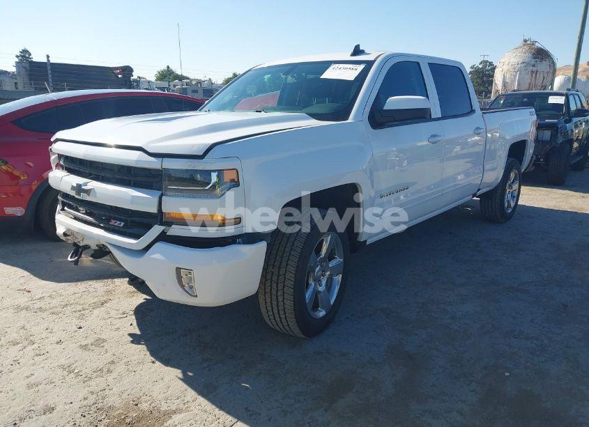 Photo 2 of 2018 Chevrolet Silverado 1500 2LT (VIN 1GCUKRECXJF180945)