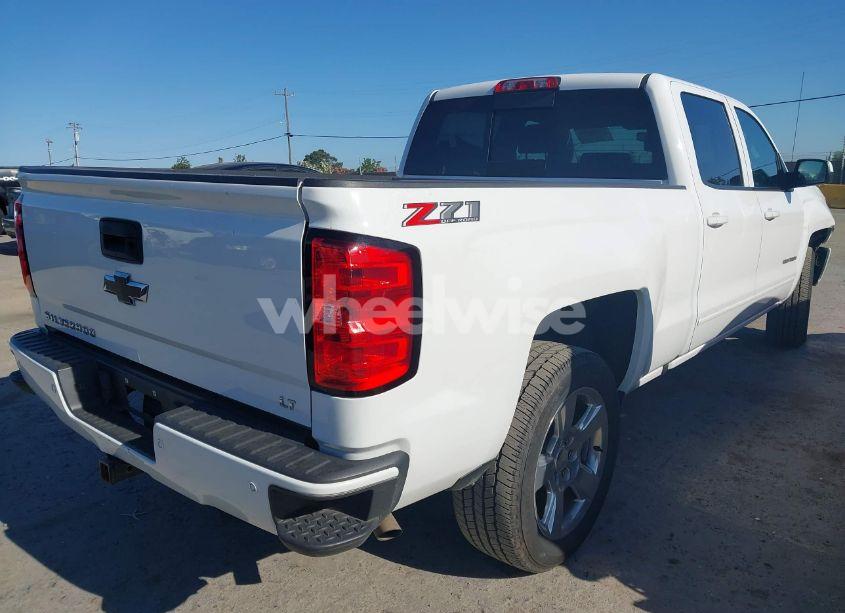 Photo 4 of 2018 Chevrolet Silverado 1500 2LT (VIN 1GCUKRECXJF180945)