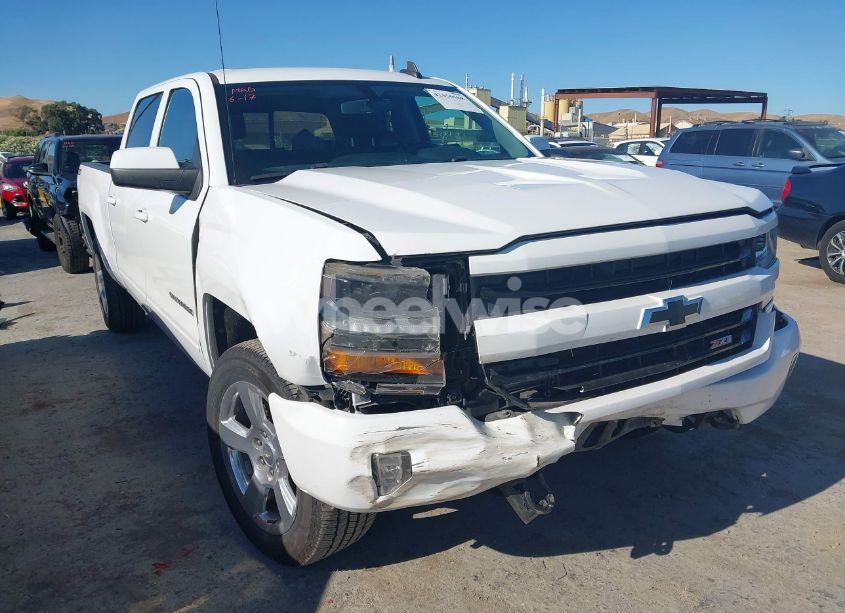 Photo 6 of 2018 Chevrolet Silverado 1500 2LT (VIN 1GCUKRECXJF180945)