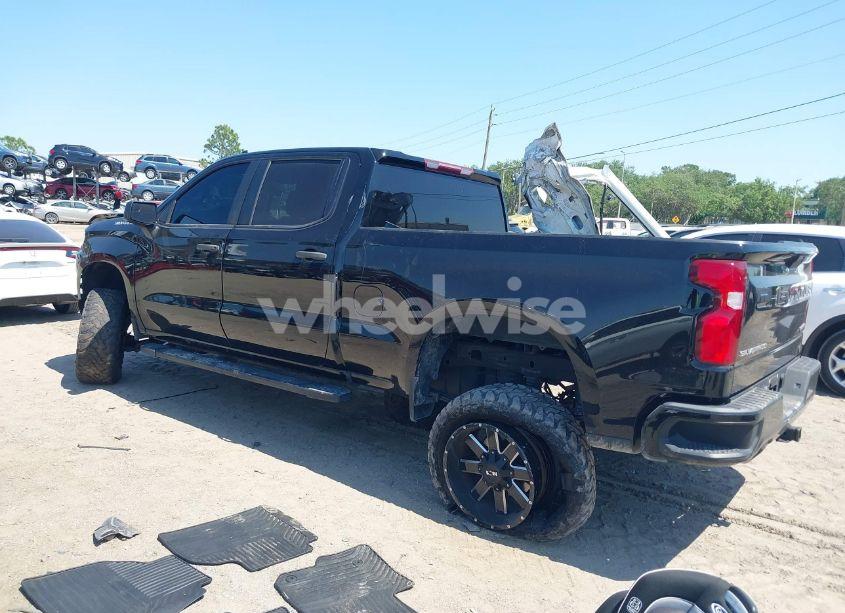 Photo 3 of 2021 Chevrolet Silverado 1500 4WD SHORT BED CUSTOM/4WD STANDARD BED CUSTOM (VIN 1GCUYBEF6MZ349748)