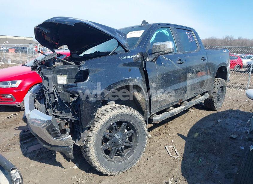 Photo 2 of 2019 Chevrolet Silverado 1500 LT (VIN 1GCUYDEDXKZ104149)