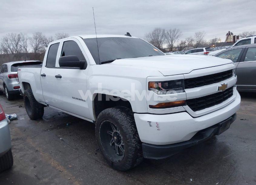 2018 Chevrolet Silverado 1500 CUSTOM (VIN 1GCVKPEC1JZ265390) main photo
