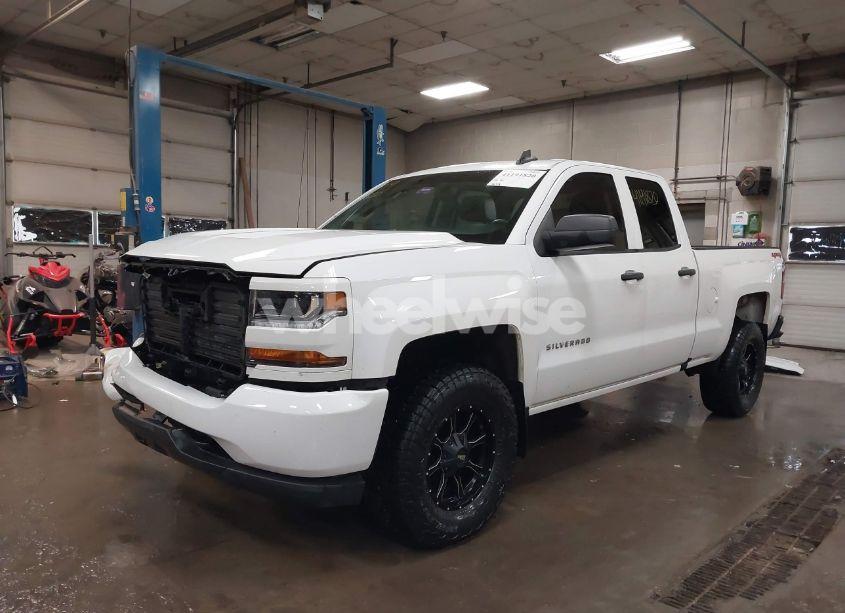 Photo 2 of 2018 Chevrolet Silverado 1500 CUSTOM (VIN 1GCVKPEC6JZ265403)