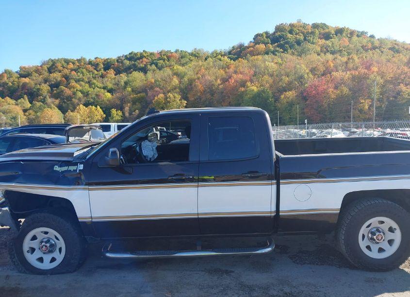 Photo 15 of 2018 Chevrolet Silverado 1500 1LT (VIN 1GCVKREC0JZ164644)