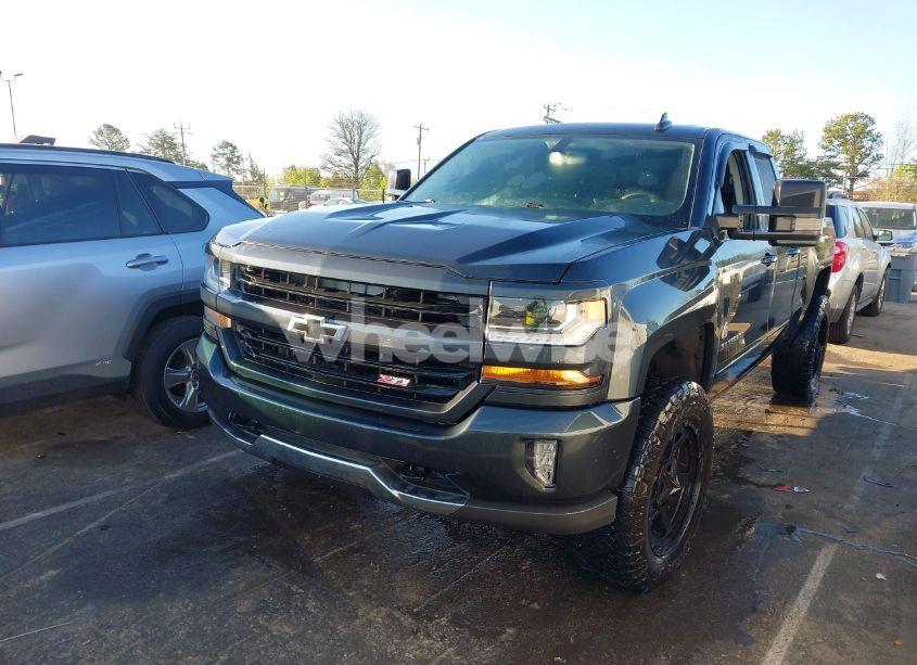 Photo 2 of 2018 Chevrolet Silverado 1500 2LT (VIN 1GCVKREC0JZ194386)