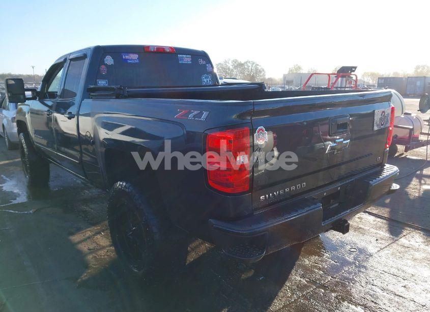 Photo 3 of 2018 Chevrolet Silverado 1500 2LT (VIN 1GCVKREC0JZ194386)