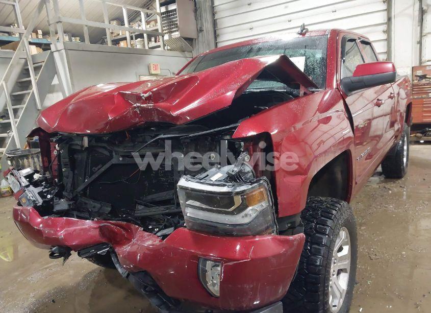 Photo 2 of 2018 Chevrolet Silverado 1500 2LT (VIN 1GCVKREC0JZ302831)