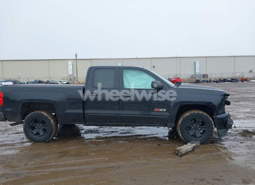 Photo 13 of 2018 Chevrolet Silverado 1500 2LT (VIN 1GCVKREC0JZ323808)