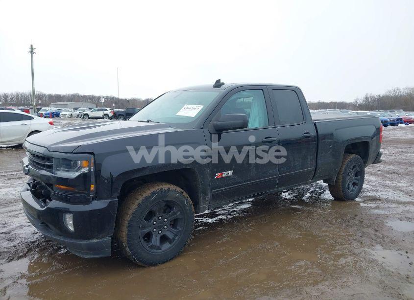 Photo 2 of 2018 Chevrolet Silverado 1500 2LT (VIN 1GCVKREC0JZ323808)