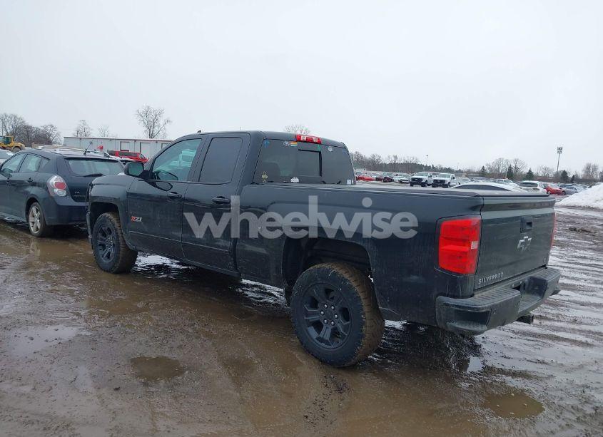 Photo 3 of 2018 Chevrolet Silverado 1500 2LT (VIN 1GCVKREC0JZ323808)