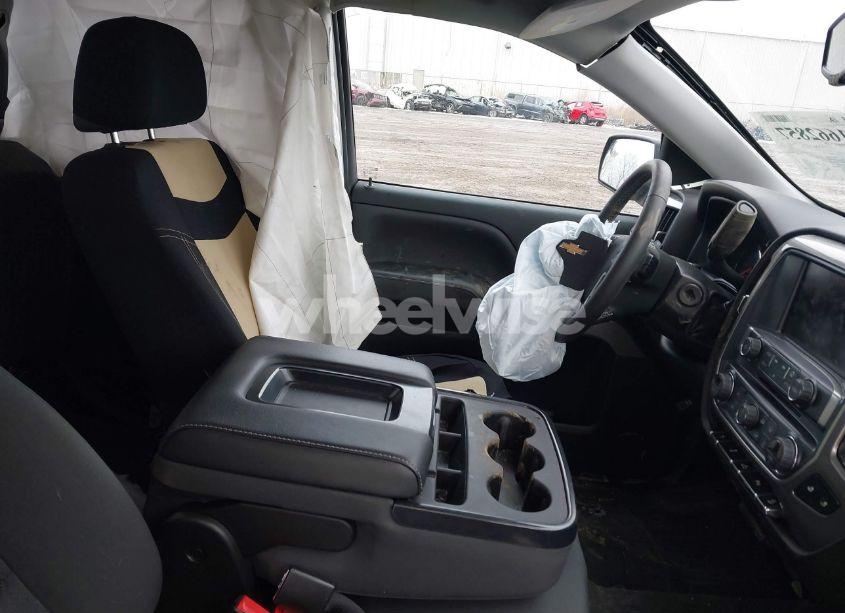 Photo 5 of 2018 Chevrolet Silverado 1500 2LT (VIN 1GCVKREC0JZ323808)