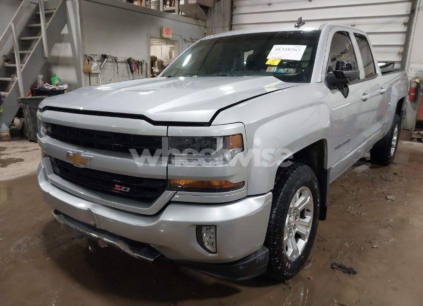 Photo 2 of 2017 Chevrolet Silverado 1500 2LT (VIN 1GCVKREC1HZ336822)