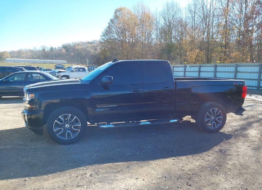 Photo 14 of 2018 Chevrolet Silverado 1500 2LT (VIN 1GCVKREC1JZ106252)