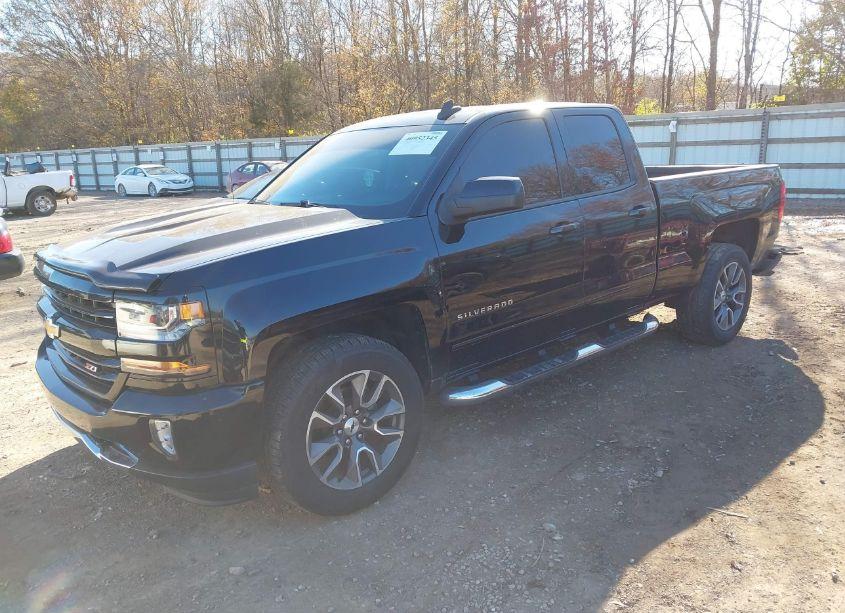 Photo 2 of 2018 Chevrolet Silverado 1500 2LT (VIN 1GCVKREC1JZ106252)