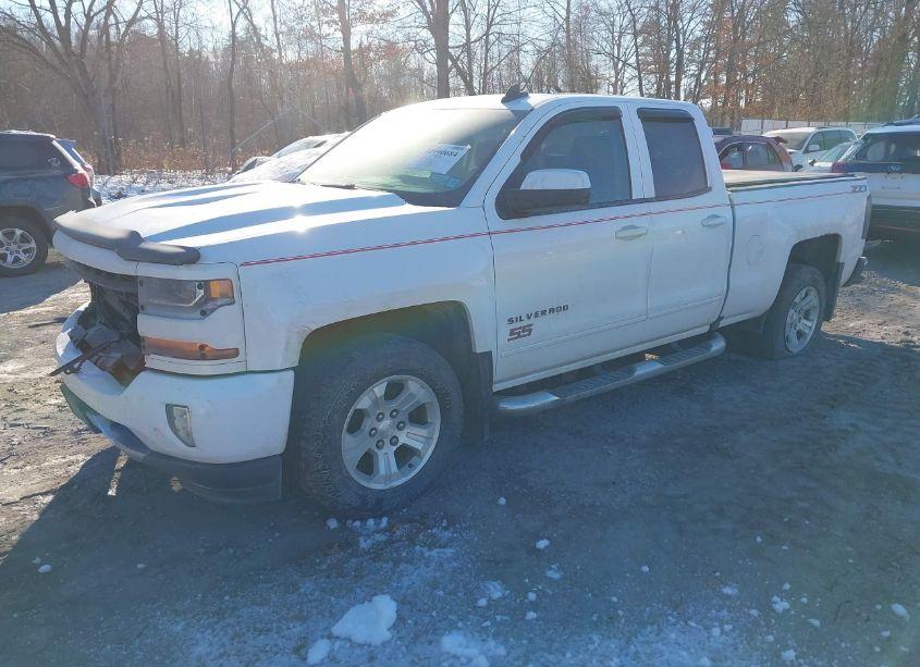 Photo 2 of 2018 Chevrolet Silverado 1500 2LT (VIN 1GCVKREC1JZ145987)