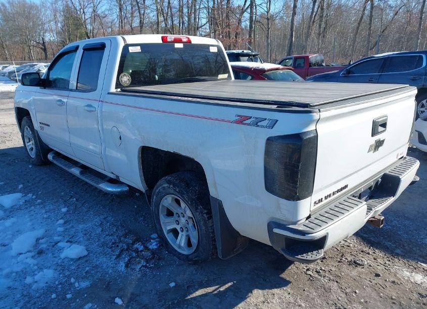 Photo 3 of 2018 Chevrolet Silverado 1500 2LT (VIN 1GCVKREC1JZ145987)