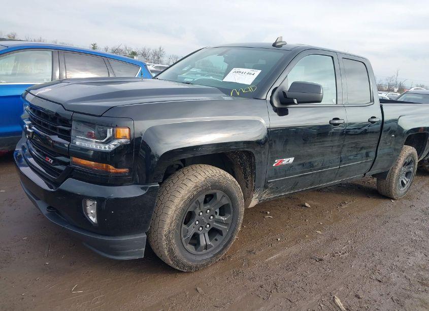 Photo 2 of 2018 Chevrolet Silverado 1500 2LT (VIN 1GCVKREC1JZ325695)