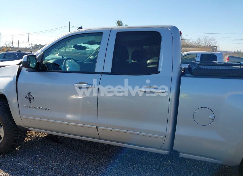 Photo 14 of 2018 Chevrolet Silverado 1500 2LT (VIN 1GCVKREC1JZ350029)