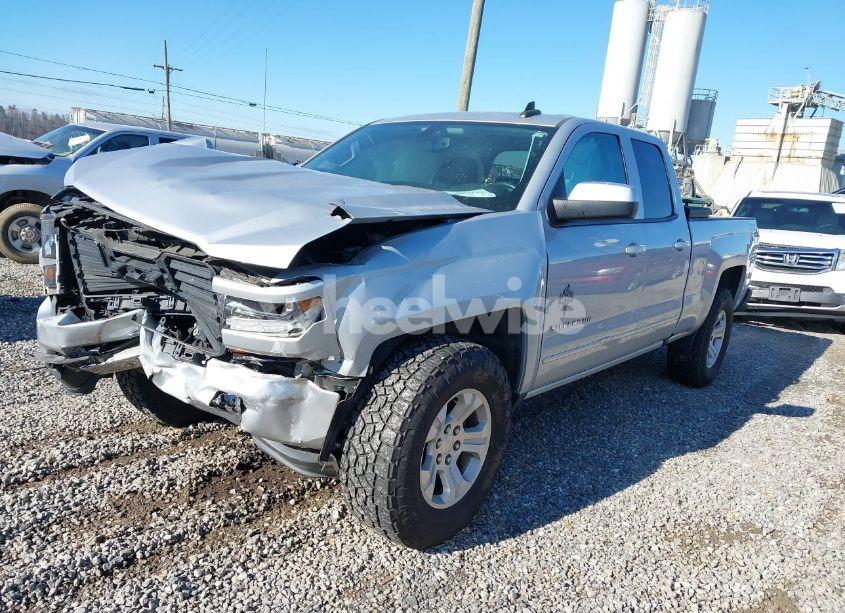 Photo 2 of 2018 Chevrolet Silverado 1500 2LT (VIN 1GCVKREC1JZ350029)