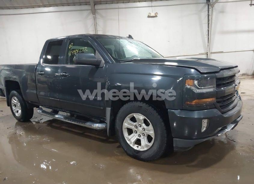 2018 Chevrolet Silverado 1500 2LT (VIN 1GCVKREC2JZ141320) main photo