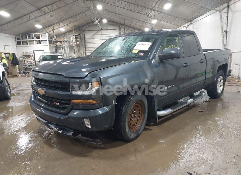 Photo 2 of 2018 Chevrolet Silverado 1500 2LT (VIN 1GCVKREC2JZ141320)