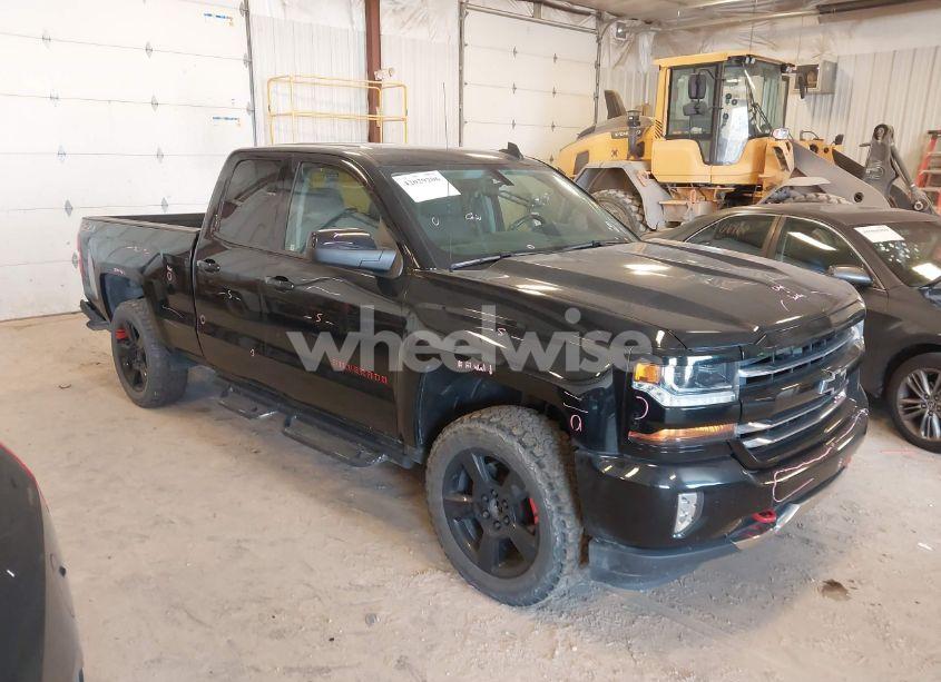 2018 Chevrolet Silverado 1500 2LT (VIN 1GCVKREC2JZ188525) main photo