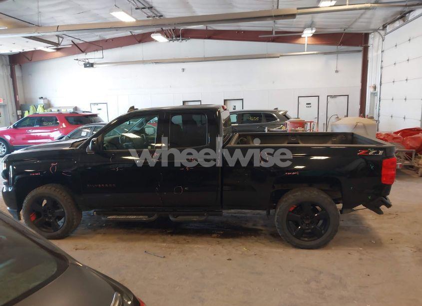 Photo 14 of 2018 Chevrolet Silverado 1500 2LT (VIN 1GCVKREC2JZ188525)