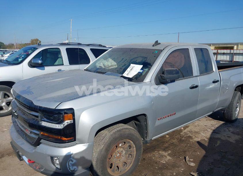 Photo 2 of 2018 Chevrolet Silverado 1500 2LT (VIN 1GCVKREC2JZ232264)