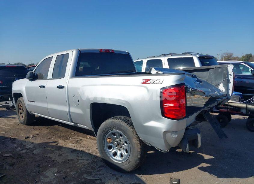 Photo 3 of 2018 Chevrolet Silverado 1500 2LT (VIN 1GCVKREC2JZ232264)