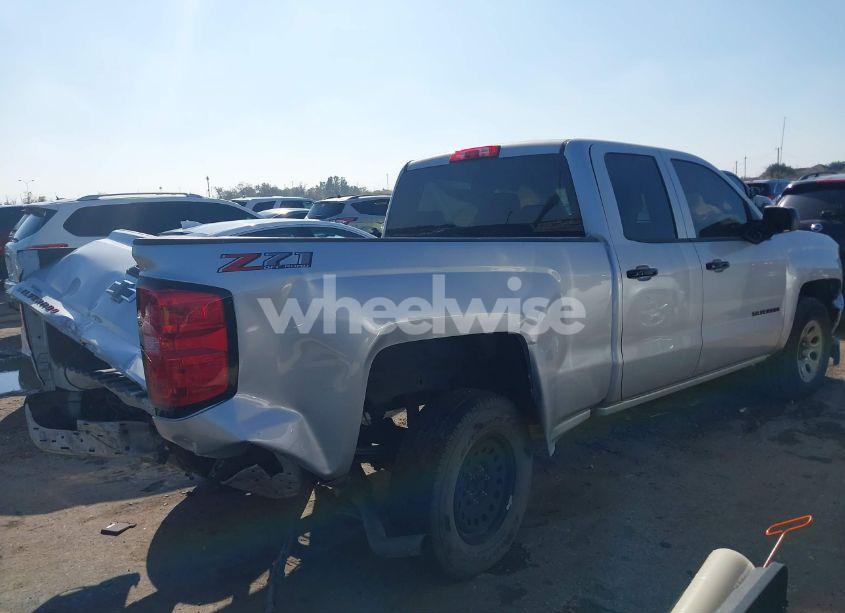 Photo 4 of 2018 Chevrolet Silverado 1500 2LT (VIN 1GCVKREC2JZ232264)