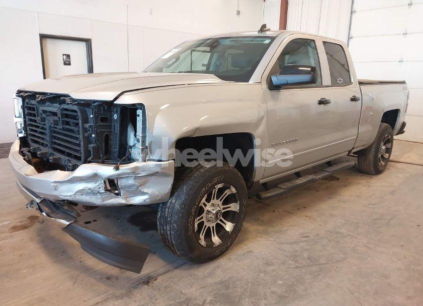 Photo 2 of 2018 Chevrolet Silverado 1500 2LT (VIN 1GCVKREC2JZ348922)