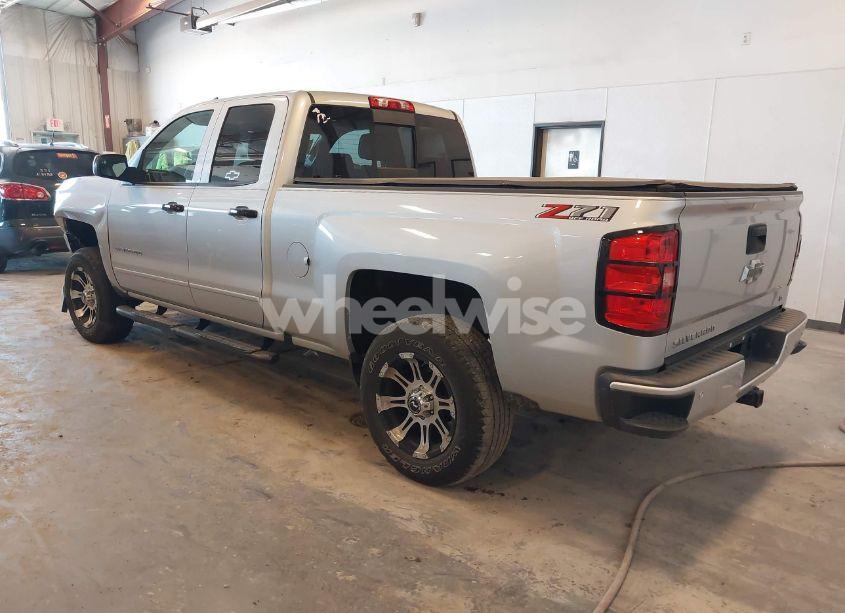 Photo 3 of 2018 Chevrolet Silverado 1500 2LT (VIN 1GCVKREC2JZ348922)