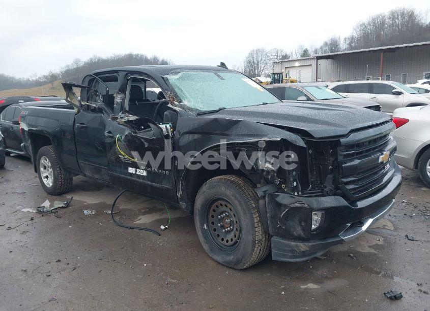 2018 Chevrolet Silverado 1500 2LT (VIN 1GCVKREC2JZ361282) main photo