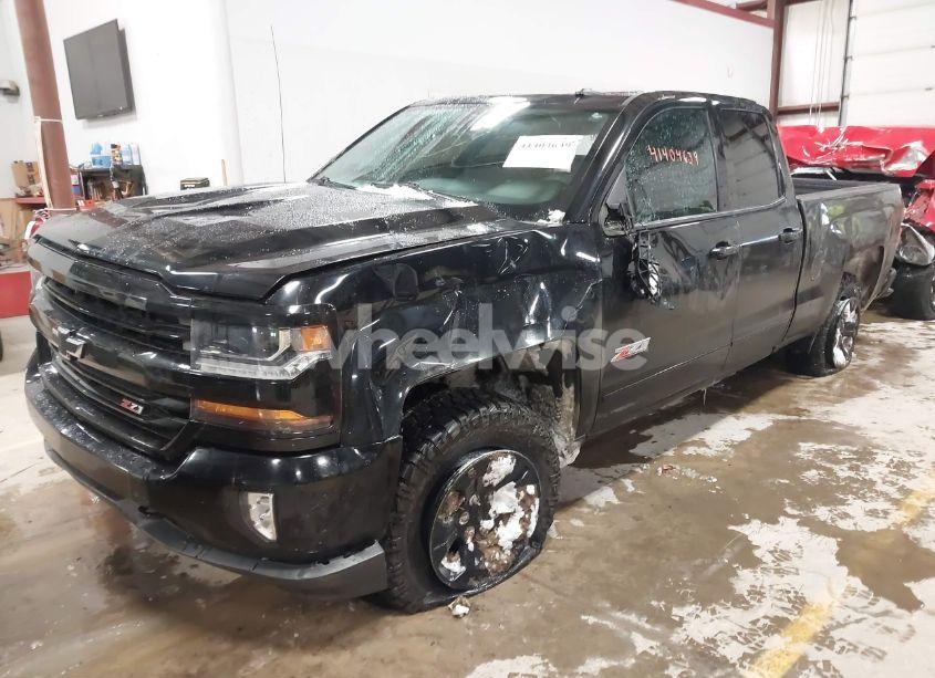 Photo 2 of 2017 Chevrolet Silverado 1500 2LT (VIN 1GCVKREC3HZ183876)