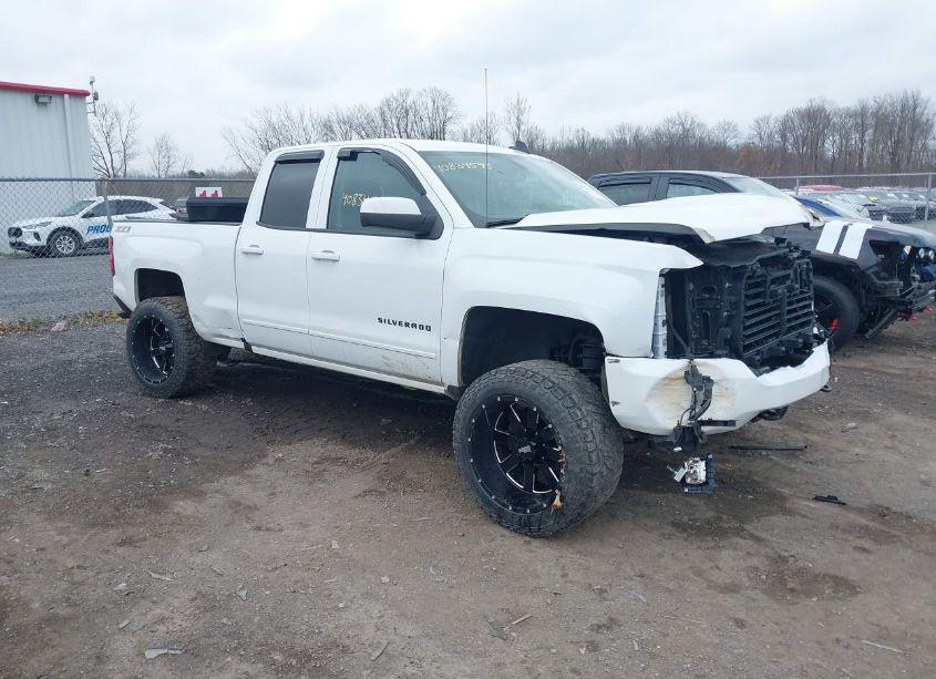 2017 Chevrolet Silverado 1500 2LT (VIN 1GCVKREC3HZ349409) main photo