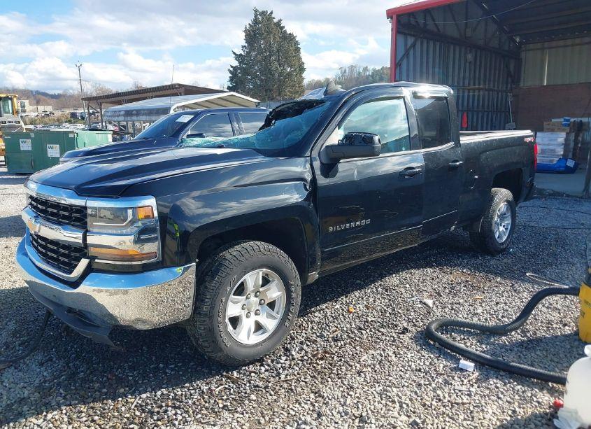 Photo 2 of 2018 Chevrolet Silverado 1500 1LT (VIN 1GCVKREC3JZ164475)