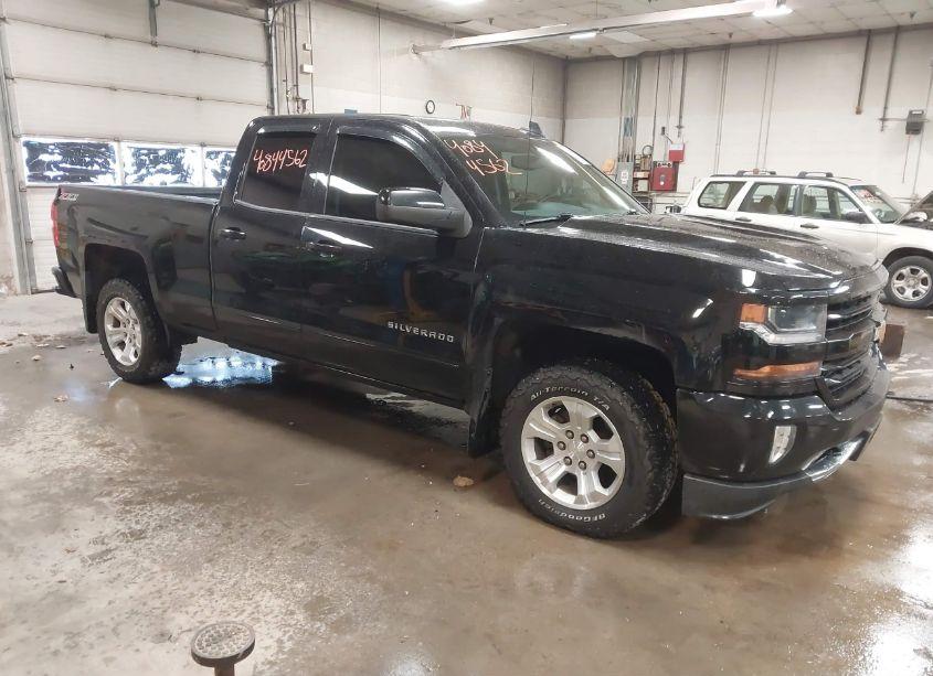 2017 Chevrolet Silverado 1500 2LT (VIN 1GCVKREC5HZ233015) main photo