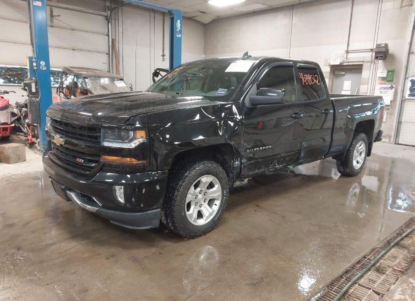 Photo 2 of 2017 Chevrolet Silverado 1500 2LT (VIN 1GCVKREC5HZ233015)