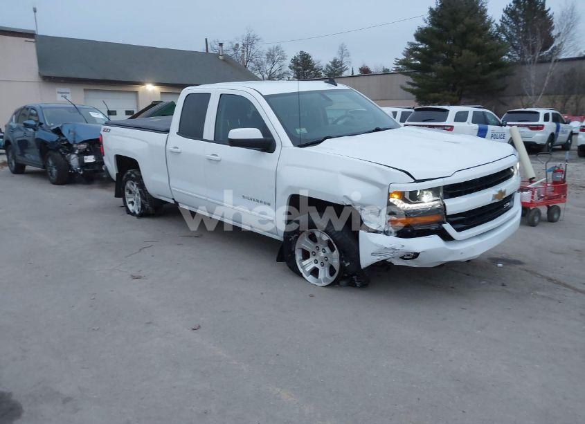 2017 Chevrolet Silverado 1500 2LT (VIN 1GCVKREC5HZ237775) main photo