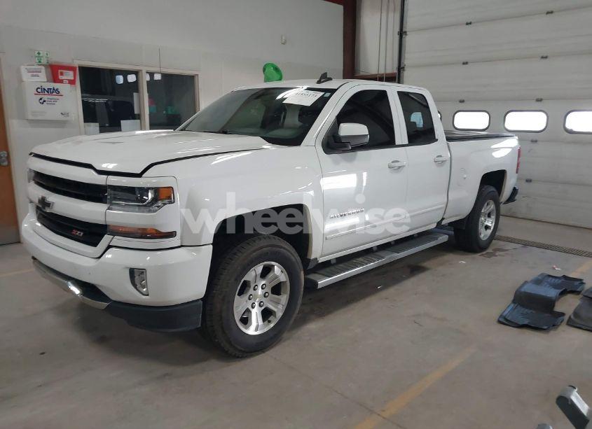 Photo 2 of 2018 Chevrolet Silverado 1500 2LT (VIN 1GCVKREC5JZ127296)