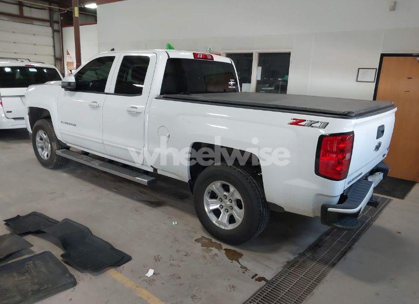 Photo 3 of 2018 Chevrolet Silverado 1500 2LT (VIN 1GCVKREC5JZ127296)