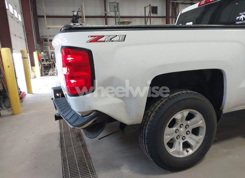 Photo 6 of 2018 Chevrolet Silverado 1500 2LT (VIN 1GCVKREC5JZ127296)