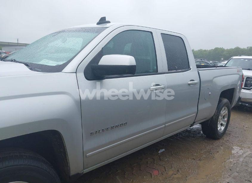 Photo 15 of 2018 Chevrolet Silverado 1500 2LT (VIN 1GCVKREC5JZ187496)