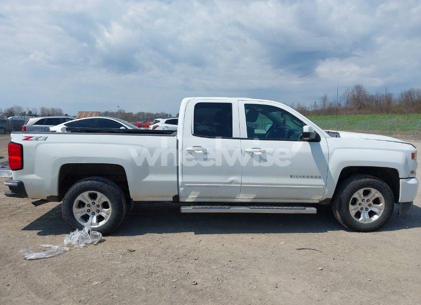 Photo 13 of 2018 Chevrolet Silverado 1500 2LT (VIN 1GCVKREC5JZ254761)