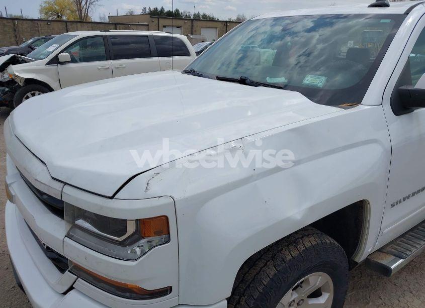 Photo 17 of 2018 Chevrolet Silverado 1500 2LT (VIN 1GCVKREC5JZ254761)