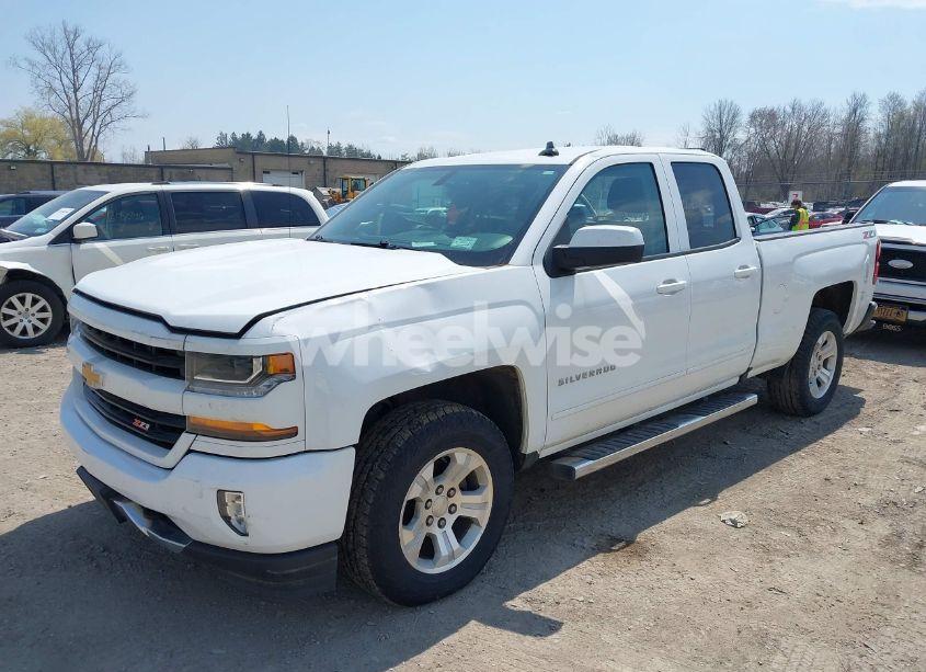 Photo 2 of 2018 Chevrolet Silverado 1500 2LT (VIN 1GCVKREC5JZ254761)