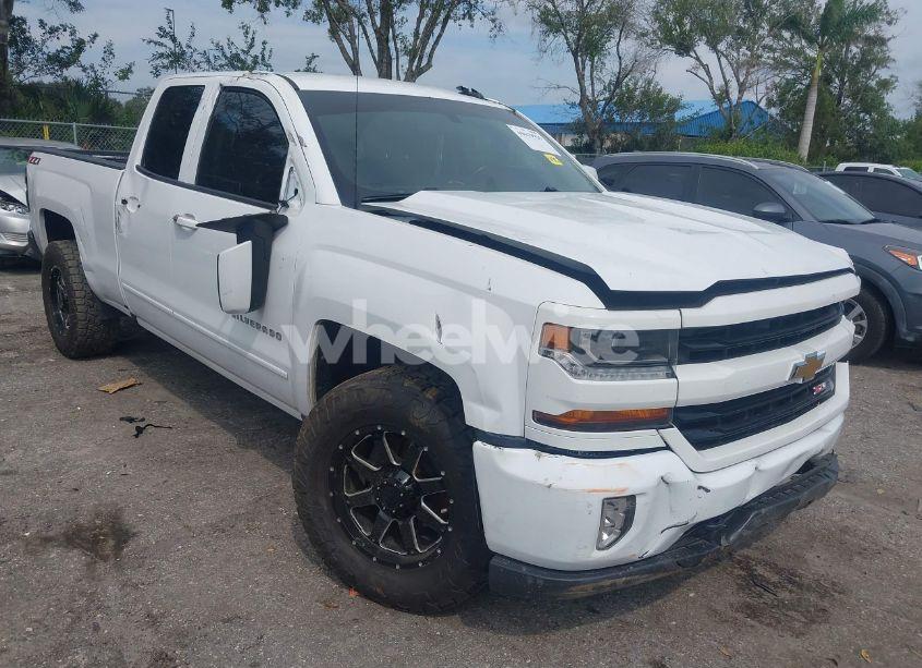 2018 Chevrolet Silverado 1500 2LT (VIN 1GCVKREC5JZ328261) main photo