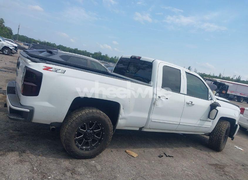Photo 13 of 2018 Chevrolet Silverado 1500 2LT (VIN 1GCVKREC5JZ328261)