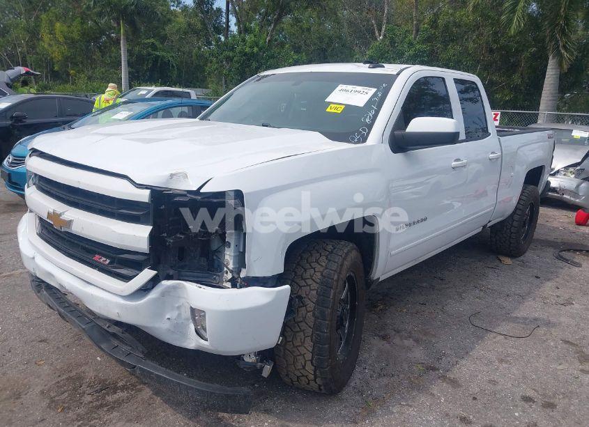 Photo 2 of 2018 Chevrolet Silverado 1500 2LT (VIN 1GCVKREC5JZ328261)