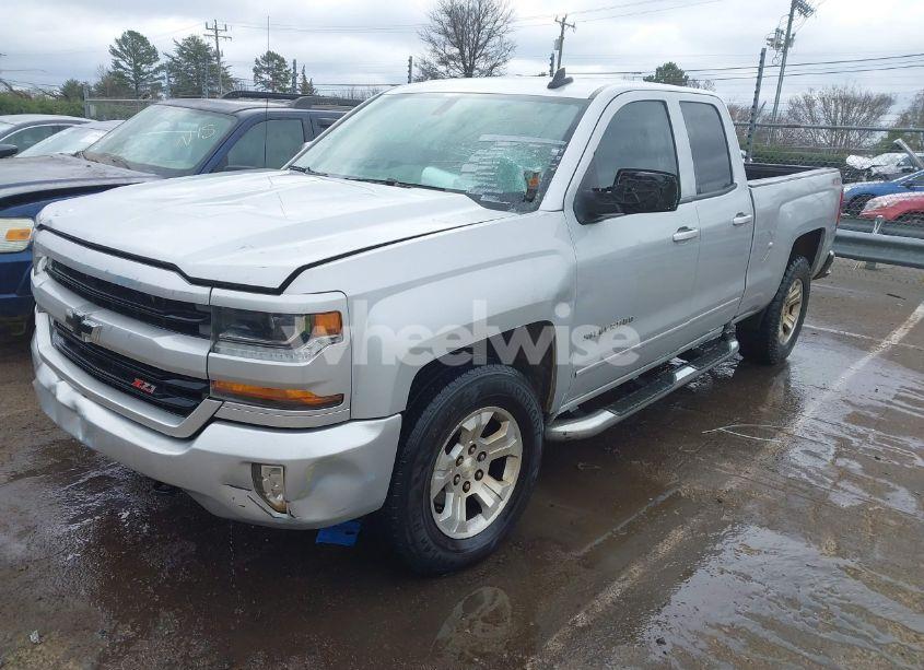 Photo 2 of 2017 Chevrolet Silverado 1500 2LT (VIN 1GCVKREC6HZ138365)